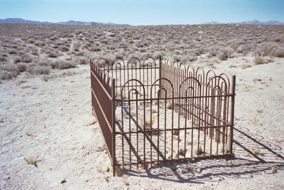 the only grave we found near Broken Hills or Quartz Mountain